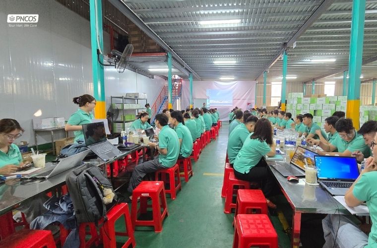 Đội ngũ PNCOS chăm chú lắng nghe tại buổi đào tạo