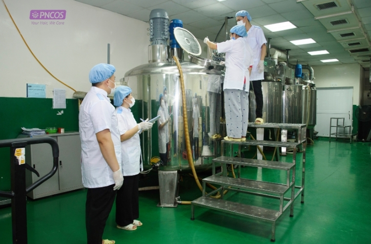 Đội ngũ nhân sự Phương Nghi kiểm tra nhiệt độ trước khi bổ sung thành phần nhạy cảm nhiệt