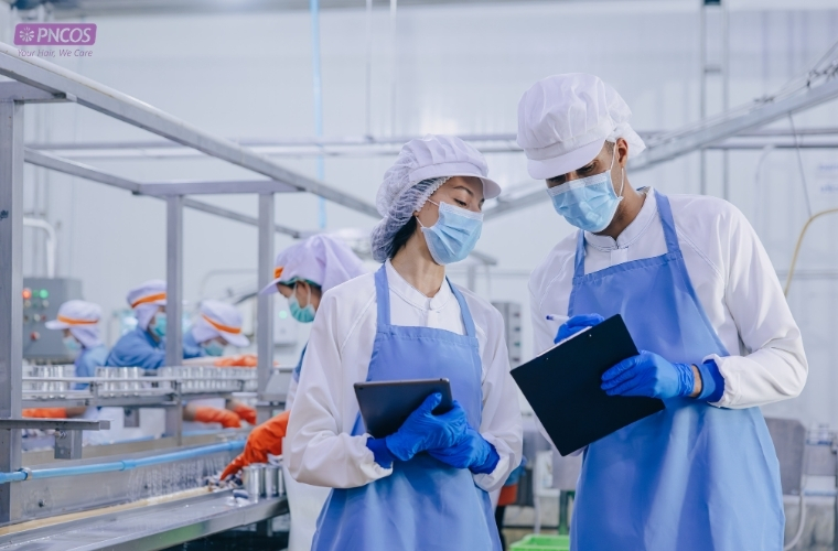Chất lượng bán thành phẩm được kiểm tra trước khi đóng gói trong quy trình sản xuất dầu gội đầu