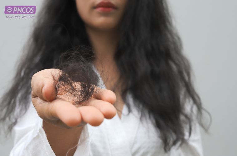 Sử dụng dầu gội chứa sulfate mạnh khiến tóc yếu đi