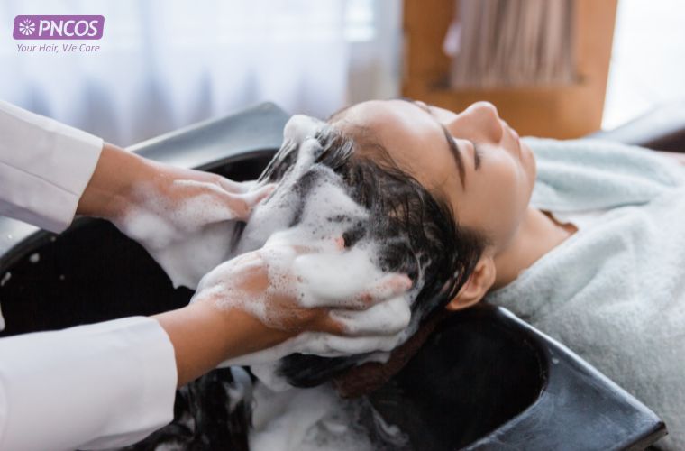 Massage da đầu nhẹ nhàng giúp làm sạch bã nhờn