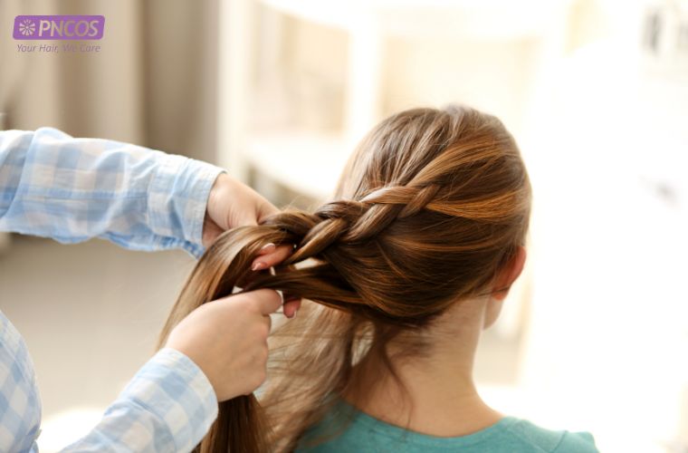 Tết tóc lỏng tay trước khi ngủ giúp giảm xơ rối khi thức dậy