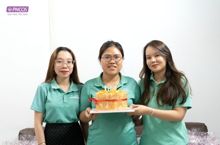 Phương Nghi mừng sinh nhật công nhân viên trong tháng 6
