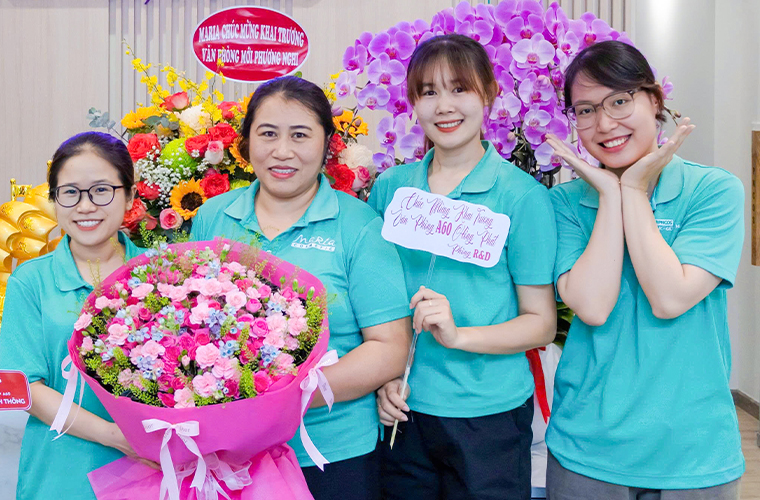 Nhân viên tại văn phòng PNCOS