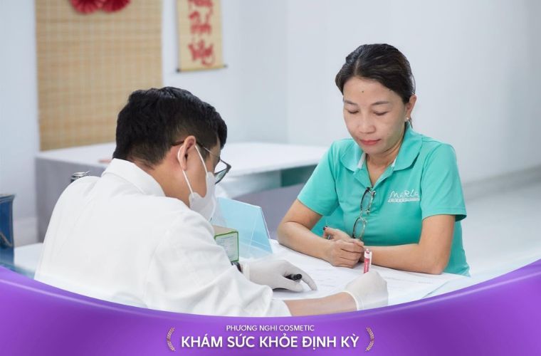 Phương Nghi khám sức khỏe